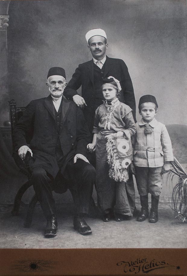 Muhammed Enverî Kadiç (1855 - 1931) Oğlu ve torunları ile.