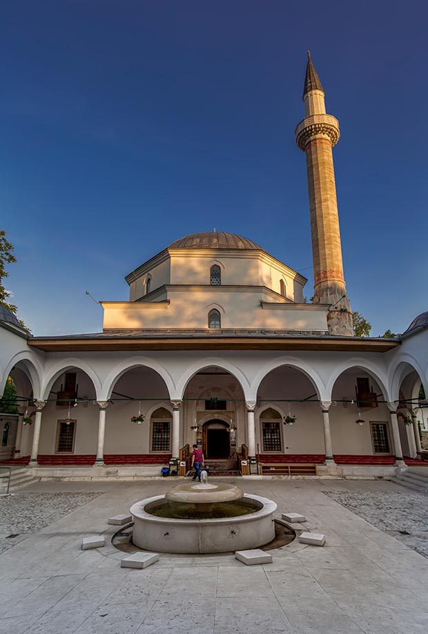 Patio de la Mezquita del Sultán Mehmed Fatih (Mezquita del Emperador), Sarajevo, Bosnia-Herzegovina. Foto © IslamicArtsMagazine 